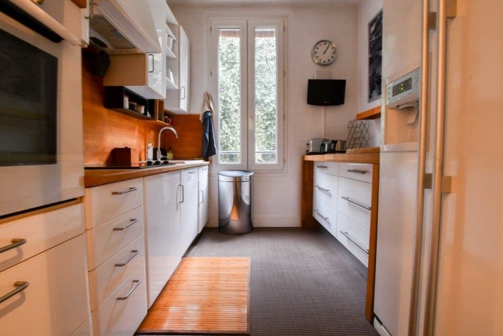Fitted kitchen with white units and window, 1-bedroom apartment in the Port, Nice