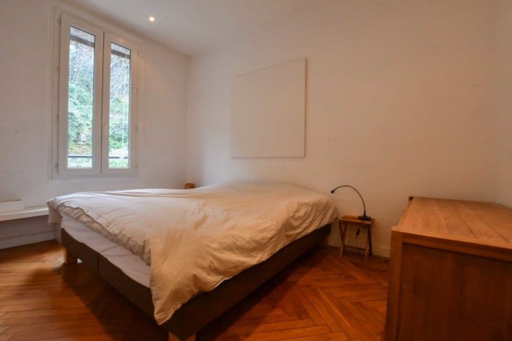 Bedroom with double bed and herringbone parquet, 1-bedroom apartment in the Port, Nice