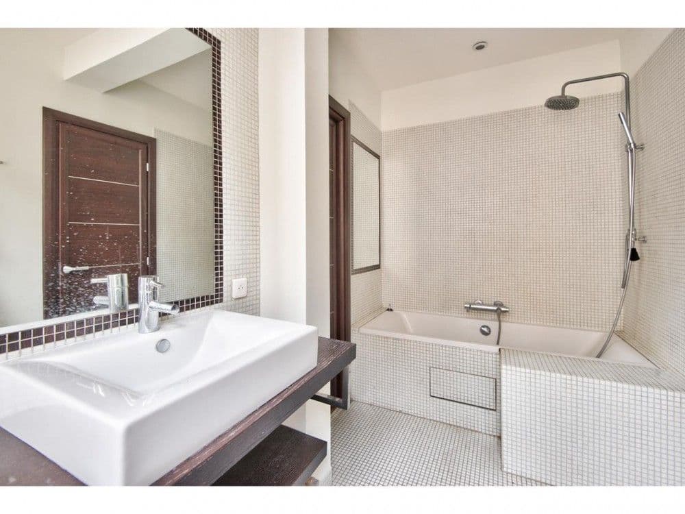 Bathroom with large basin and mosaic-tiled bathtub, 1-bedroom apartment in the Port, Nice