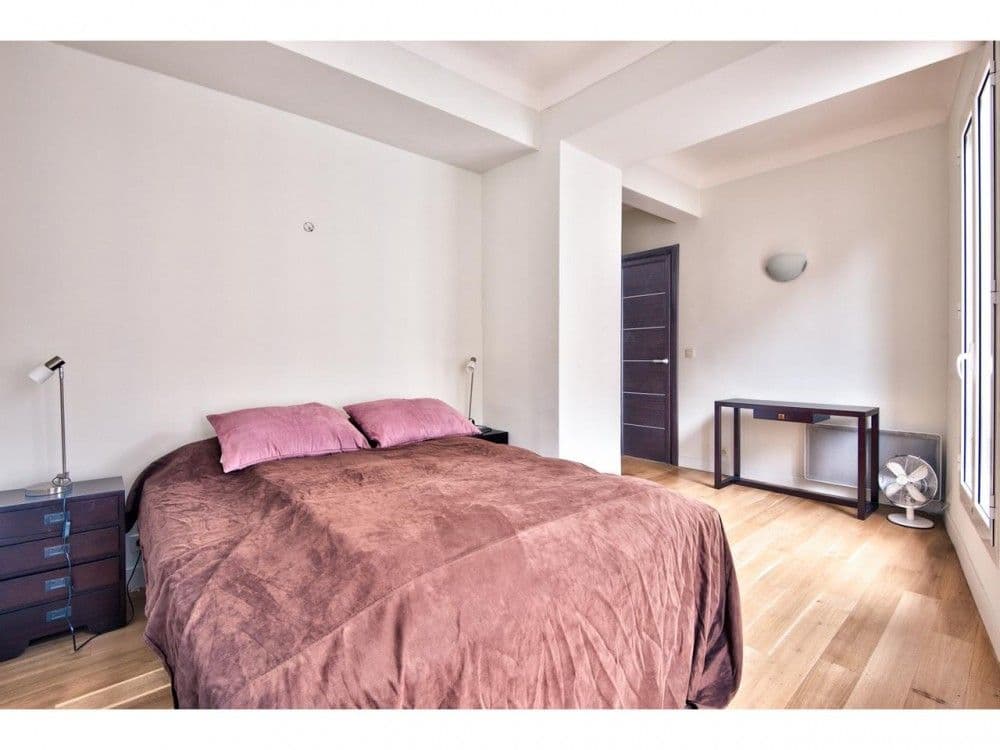 Bedroom with double bed and oak floor, 1-bedroom apartment in the Port, Nice