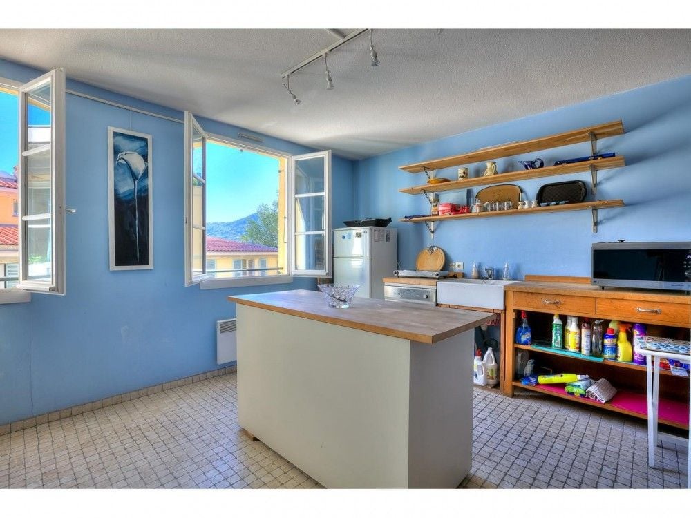 Kitchen with island and open shelving, 2-bedroom apartment in the Old Town, Nice
