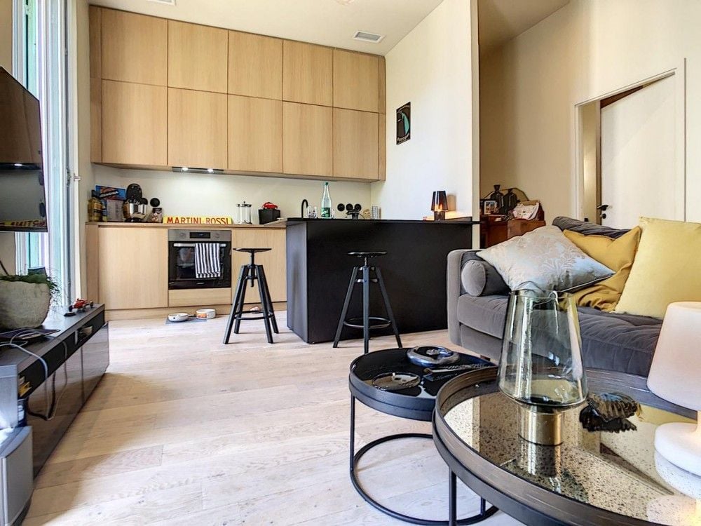Kitchen with oak units, black island and bar stools, 1-bedroom apartment in the Port, Nice