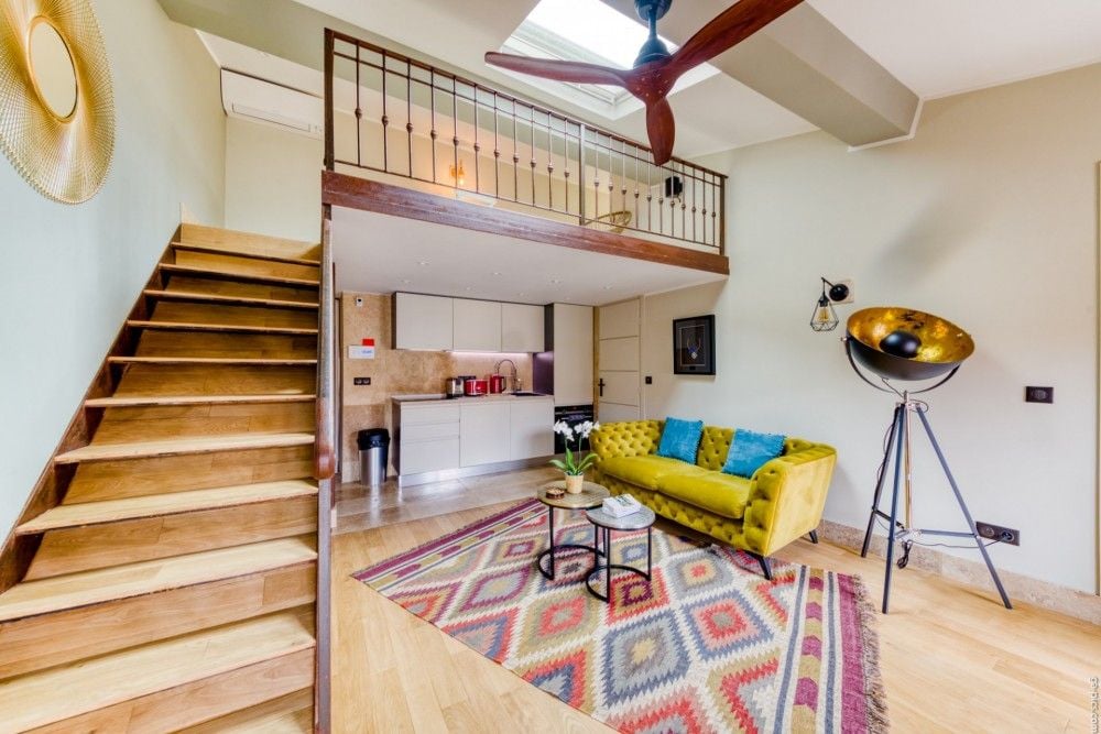 Double-height living room with mezzanine and staircase, 2-bedroom apartment in the Port, Nice