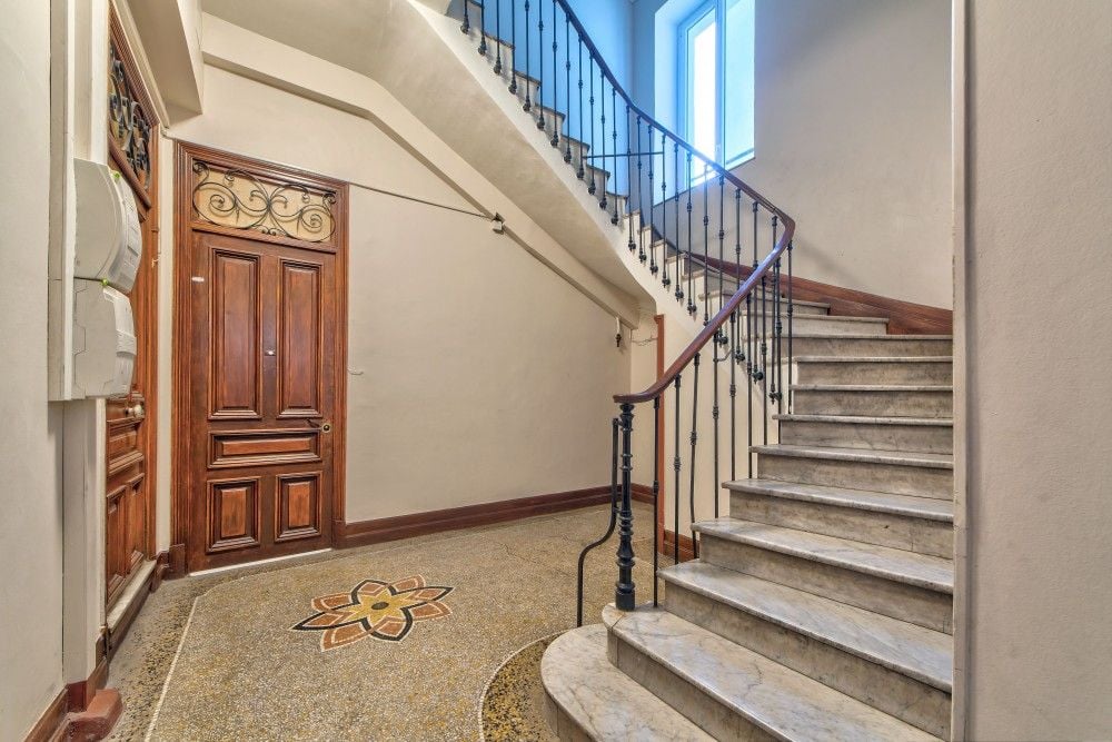 Stairwell with terrazzo floor, stone stairs and wooden front door, 2-bedroom apartment in the Port, Nice