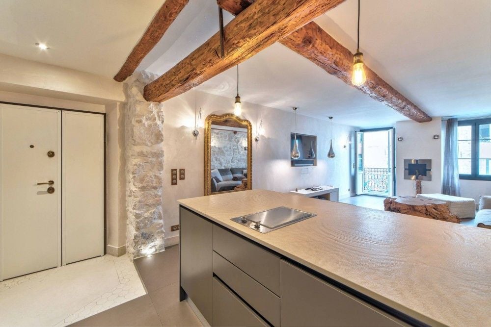 Kitchen island with exposed beams and front door, 1-bedroom apartment in the Port, Nice