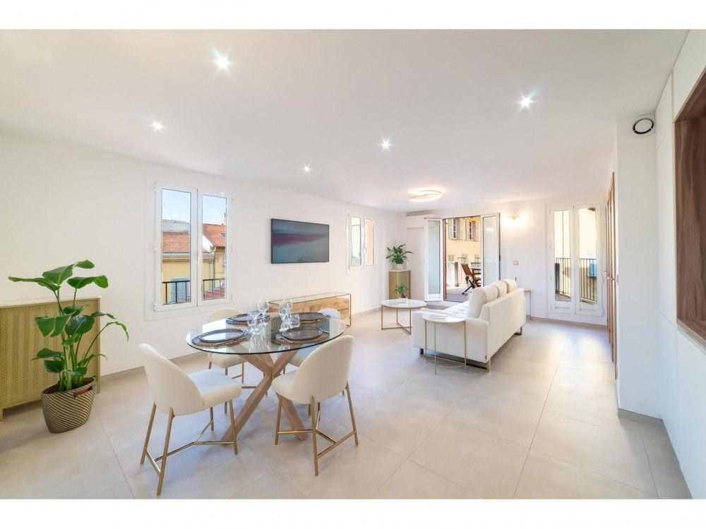 Renovated living and dining room with tiled floor and windows, 2-bedroom apartment in the Old Town, Nice