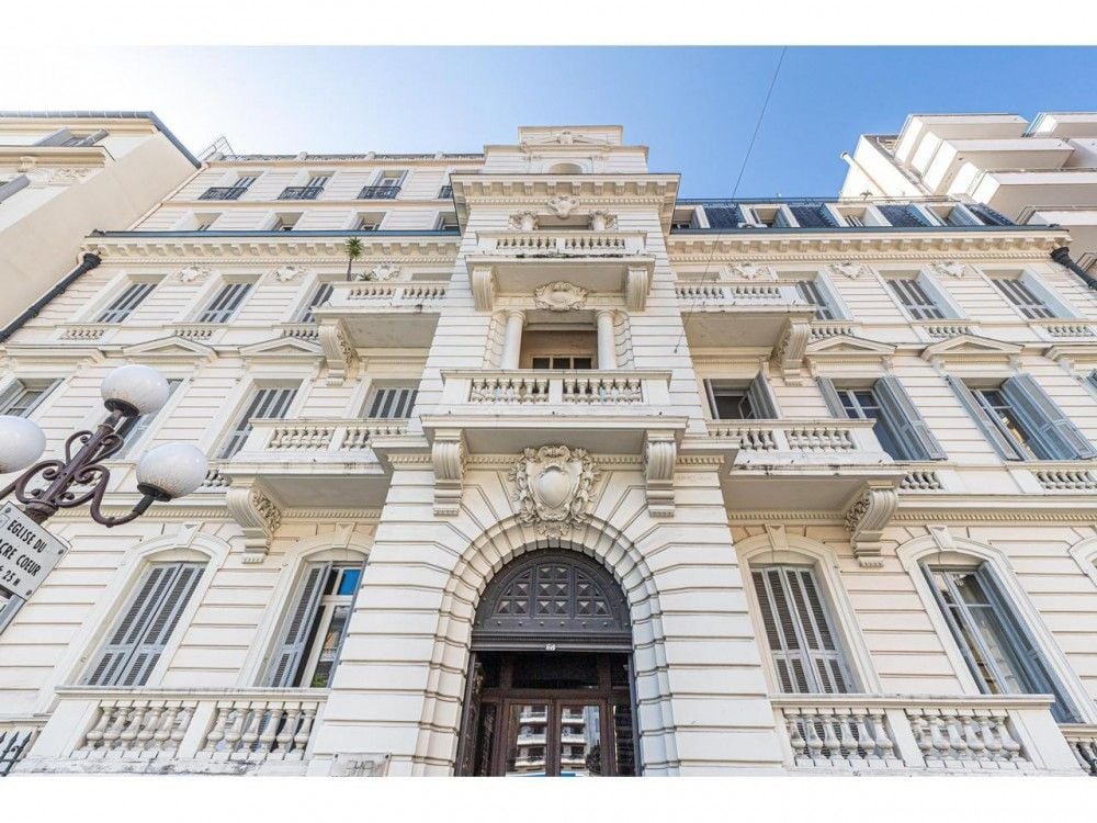 Ornate Belle Époque façade with an arched entrance, 3-bedroom apartment in the Carré d’Or, Nice