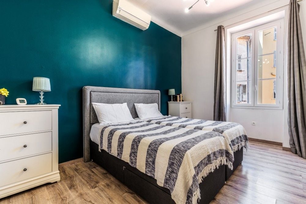 Bedroom with teal feature wall and double bed, 2-bedroom apartment in the Port, Nice