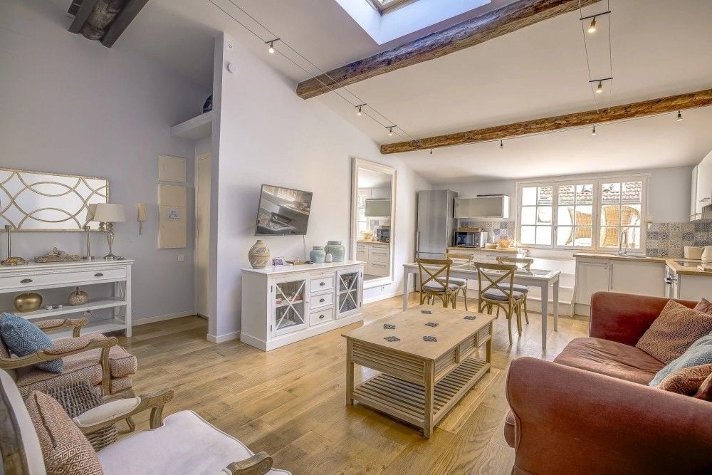 Living room with exposed beams, skylight and open kitchen, 2-bedroom apartment in the Old Town, Nice