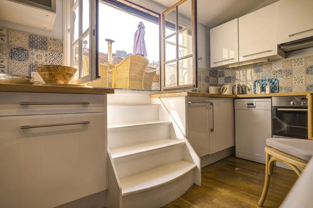 Kitchen with patterned tiles and steps up to the window, 2-bedroom apartment in the Old Town, Nice