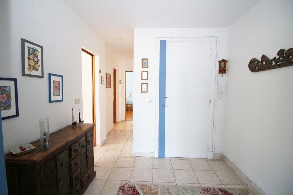 Entrance hall with tiled floor and sideboard, 2-bedroom apartment in the Promenade des Anglais, Nice