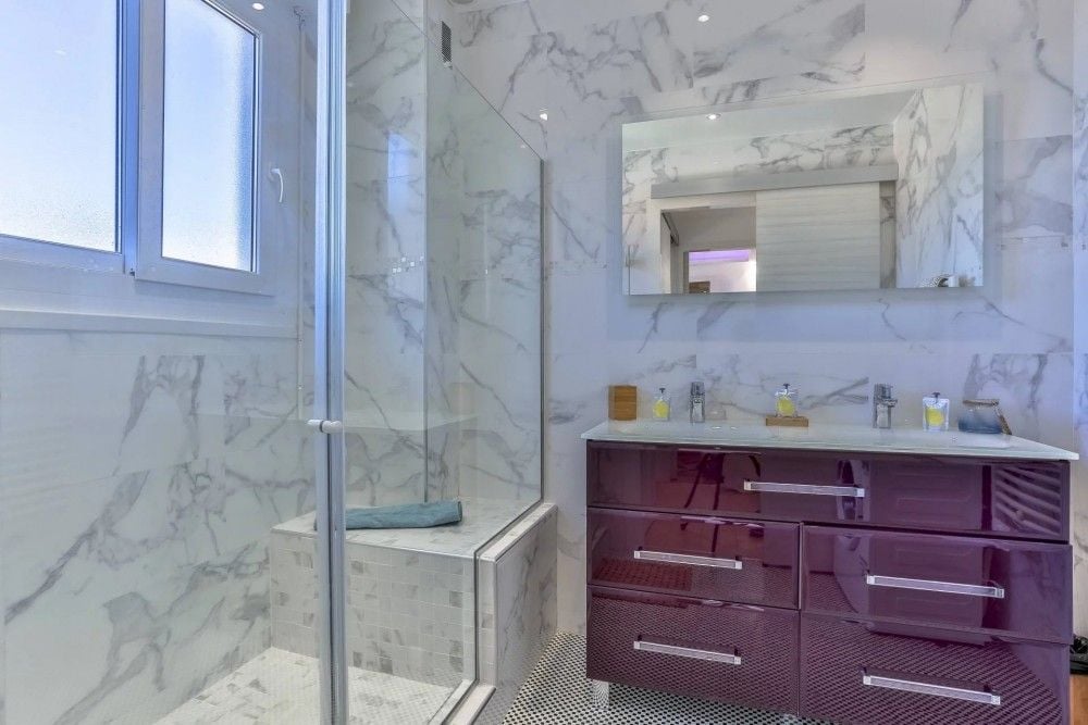 Shower room with marble-effect tiles and burgundy vanity, 2-bedroom apartment in the Promenade des Anglais, Nice