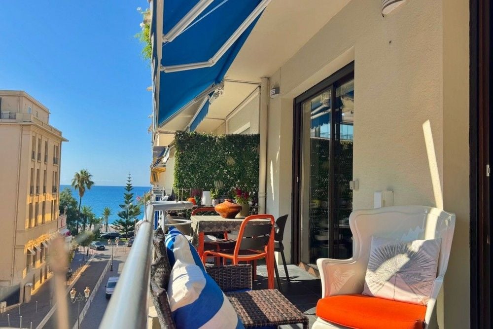 Covered balcony with awning, seating and a view to the sea, 2-bedroom apartment in the Carré d’Or, Nice
