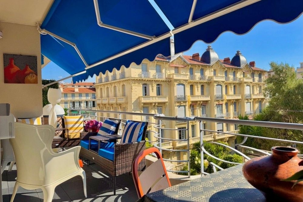 Balcony with awning overlooking Belle Époque buildings, 2-bedroom apartment in the Carré d’Or, Nice