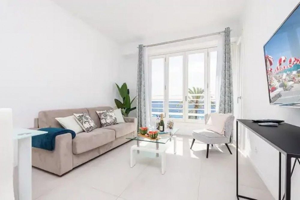Living room with sofa bed and sea-facing windows, 2-bedroom apartment in the Promenade des Anglais, Nice