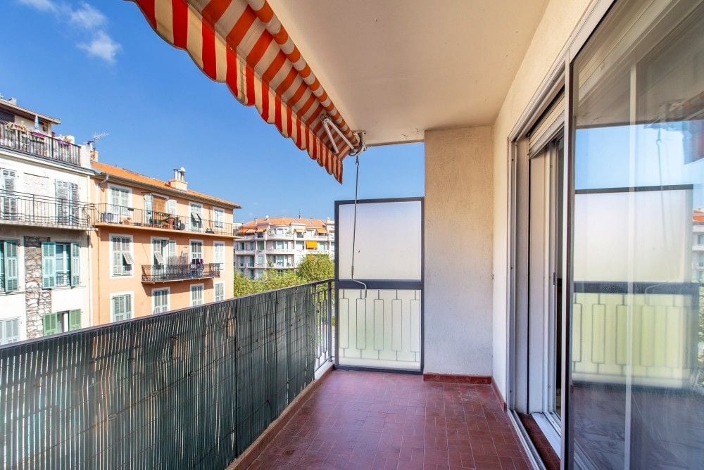 Covered balcony with striped awning overlooking the Port neighbourhood, 2-bedroom apartment in the Port, Nice