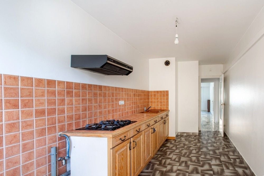 Kitchen with terracotta tiled splashback and wooden units, 2-bedroom apartment in the Port, Nice