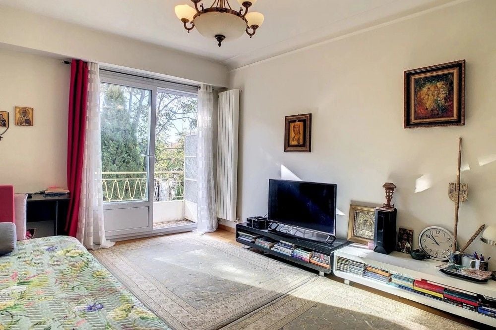 Living room with French window to the balcony, 1-bedroom apartment in Mont Boron, Nice