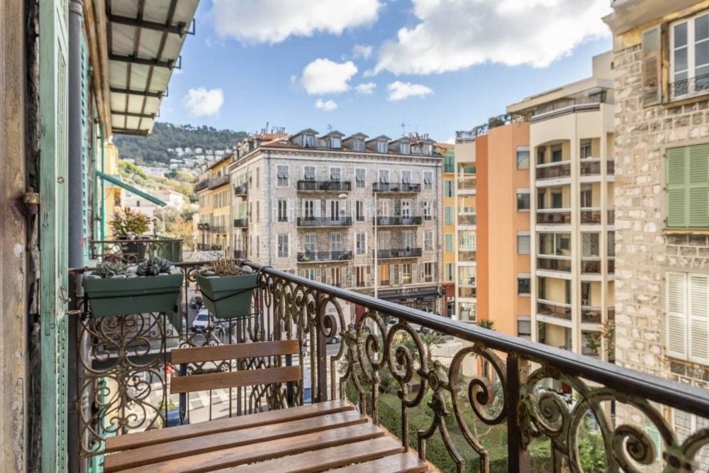 Balcony with wrought-iron railing and a view of the Port’s façades and the hills, 2-bedroom apartment in the Port, Nice