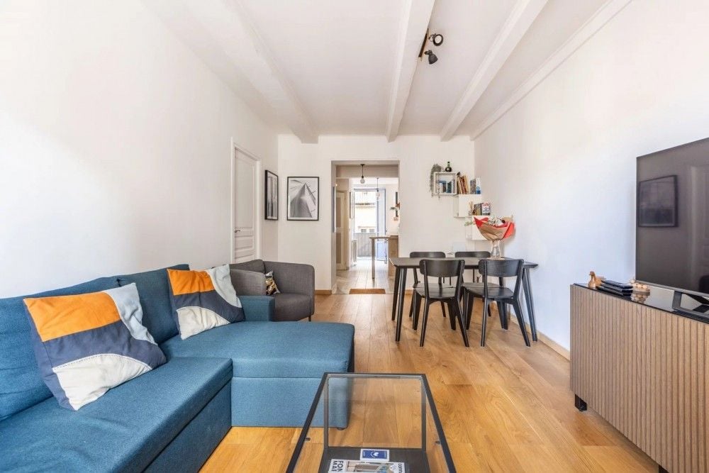 Living room with corner sofa and dining area, 2-bedroom apartment in the Port, Nice