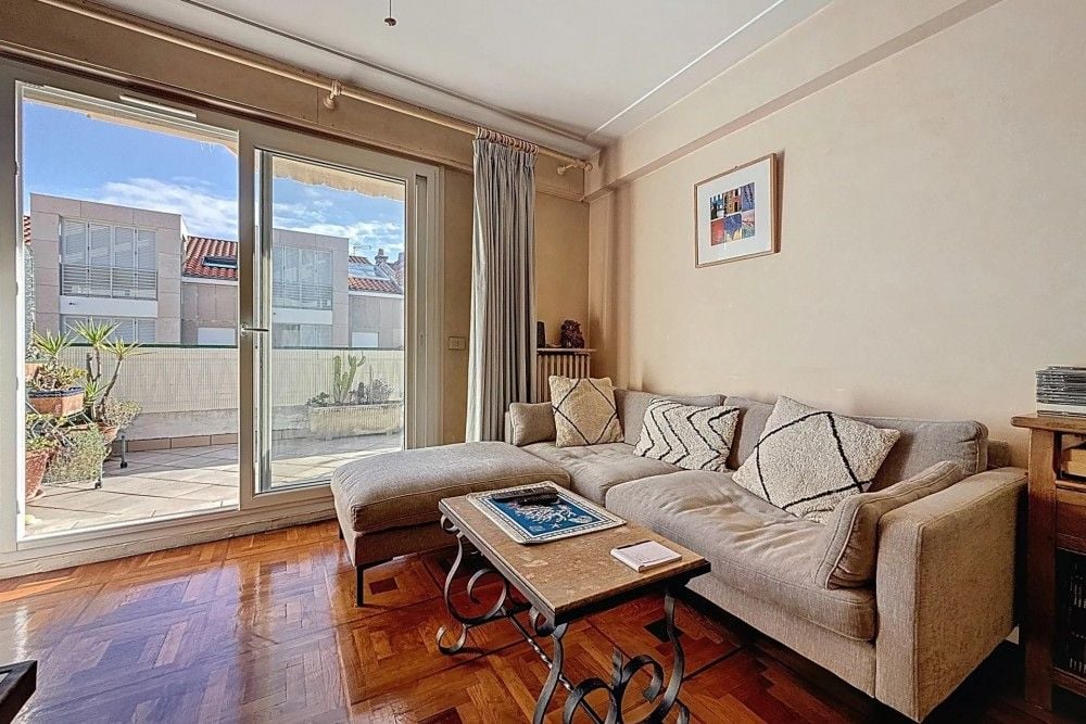Living room with sliding doors to the terrace, 1-bedroom apartment in the Musicians’ Quarter, Nice