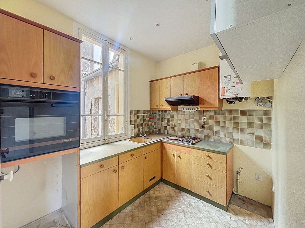 Kitchen with wooden units and window, 1-bedroom apartment in the Carré d’Or, Nice