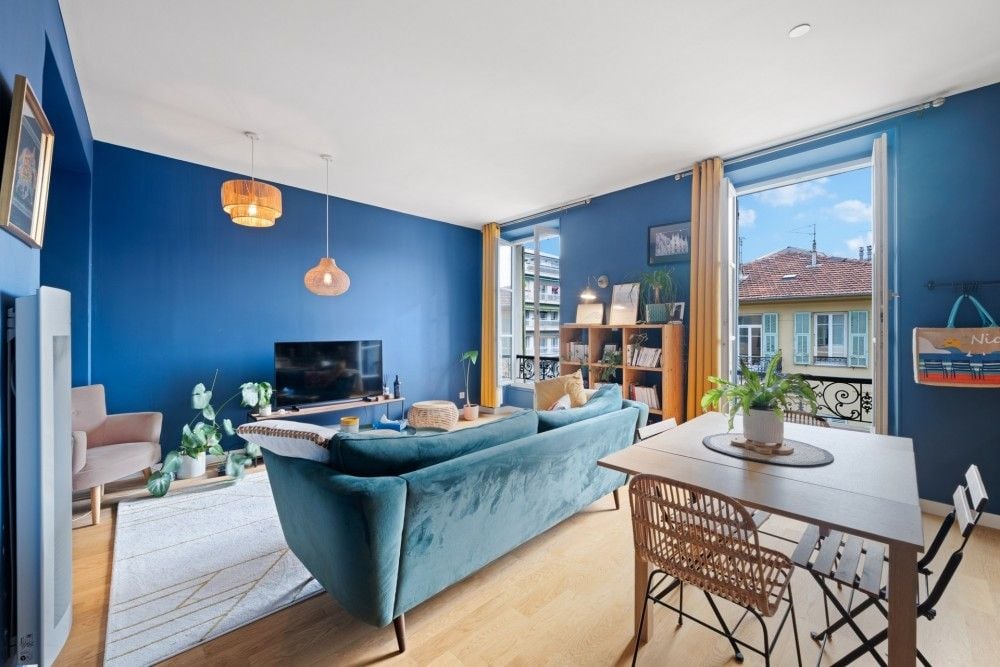 Living room with velvet sofa and dining table, 1-bedroom apartment in the Port, Nice
