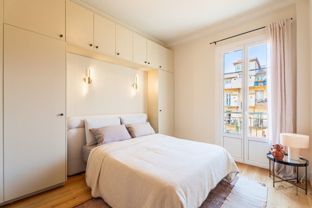 Bedroom with fitted wardrobes and French window, 2-bedroom apartment in the Port, Nice