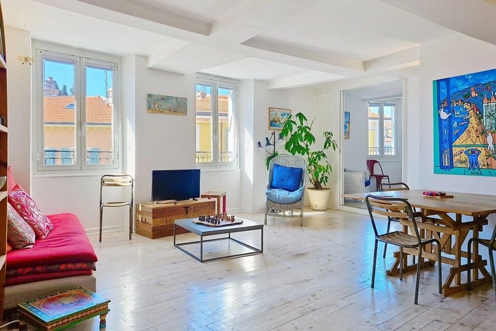 Living room with painted wooden floor, coffered ceiling and dining table, 2-bedroom apartment in the Port, Nice