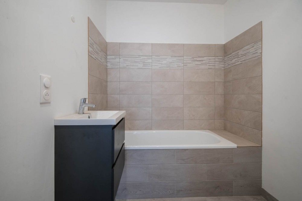Bathroom with bathtub and vanity unit, 4-bedroom apartment in central Nice