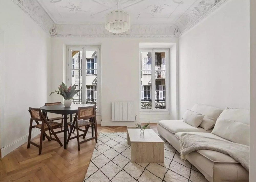 Renovated living room with moulded ceiling and herringbone parquet, 2-bedroom apartment in central Nice