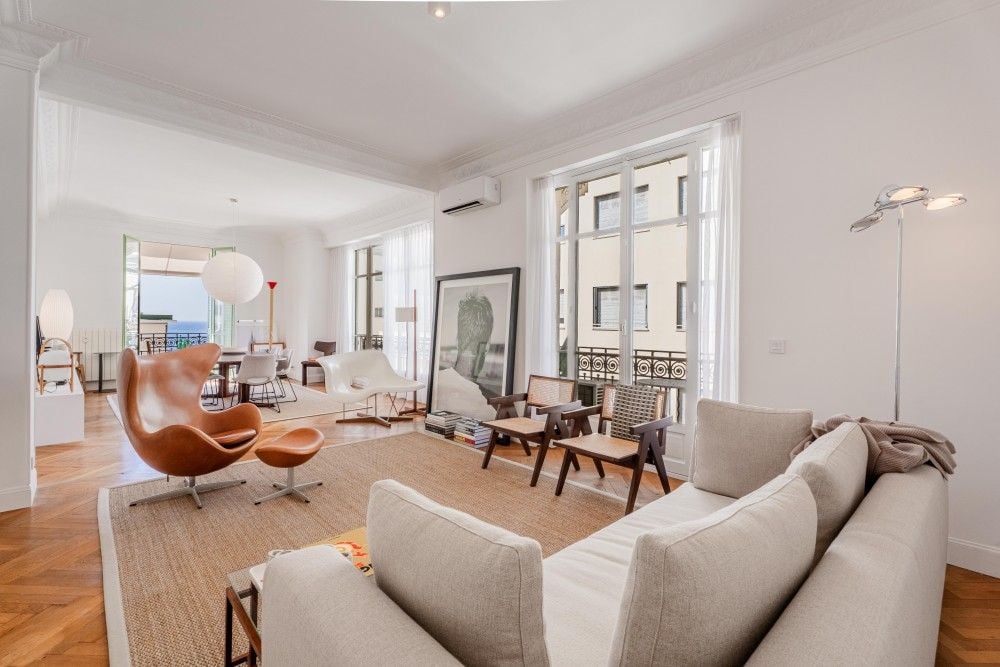 Living room with herringbone parquet, designer furniture and sea view, 3-bedroom apartment in the Promenade des Anglais, Nice