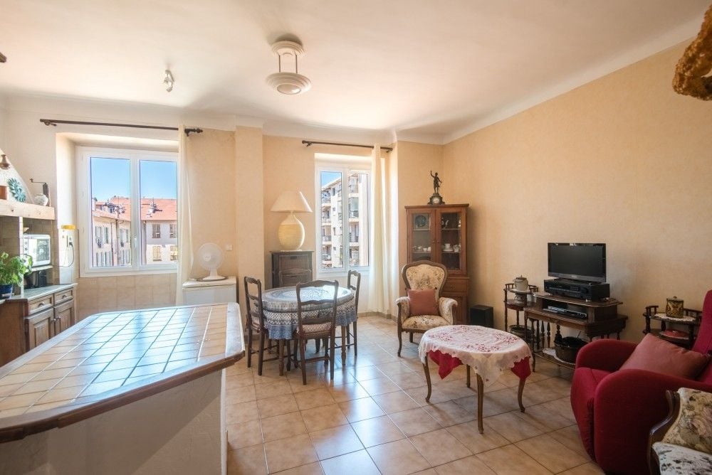 Living and dining room with tiled floor and kitchen counter, 2-bedroom apartment in the Port, Nice