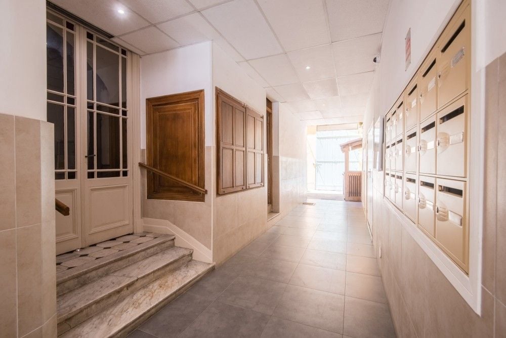 Building entrance hall with letterboxes and stairs, 2-bedroom apartment in the Port, Nice