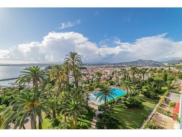 Panoramic view over the residence’s park and pool to the city, 2-bedroom apartment in Mont Boron, Nice