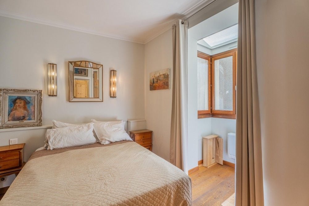 Bedroom with double bed and gilt mirrors, 2-bedroom apartment in the Port, Nice
