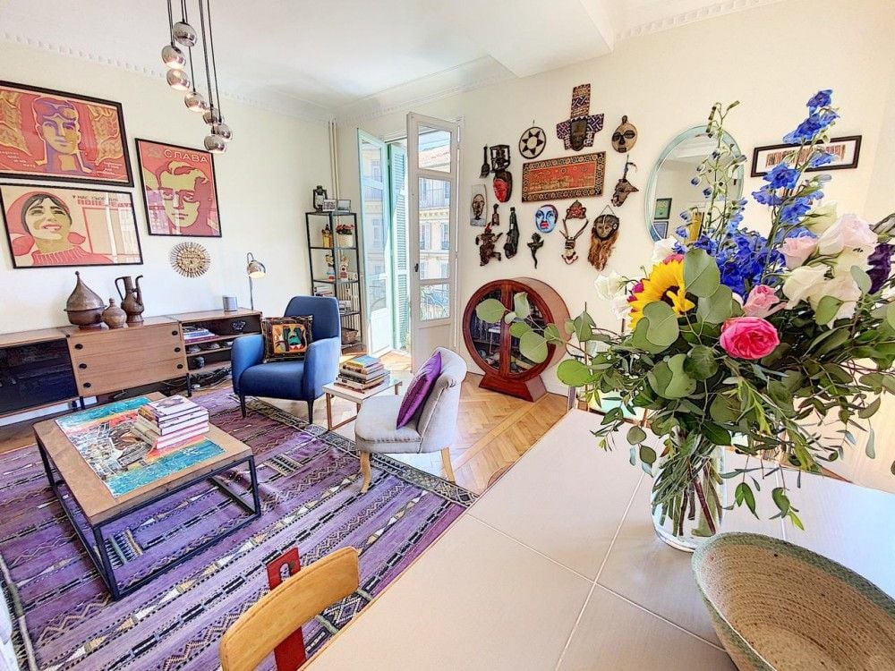 Living room with patterned rug, coffee table and fresh flowers, 2-bedroom apartment in the Port, Nice