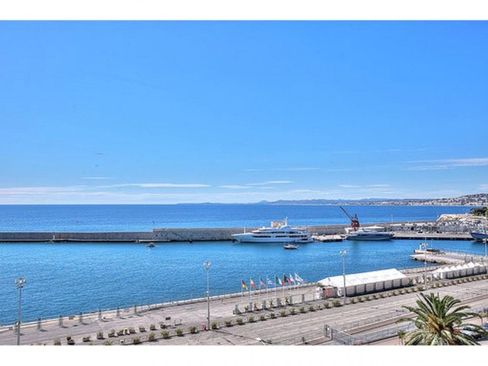 Sea view over the harbour entrance and the coast, 2-bedroom apartment in the Port, Nice