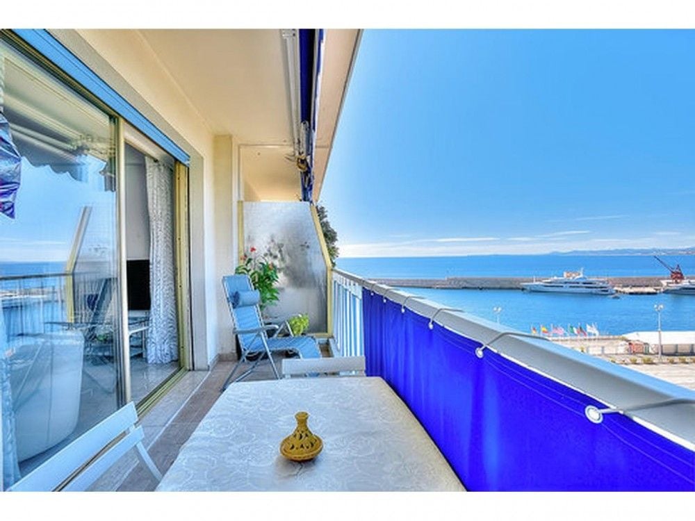 Long sea-view balcony with awning, 2-bedroom apartment in the Port, Nice