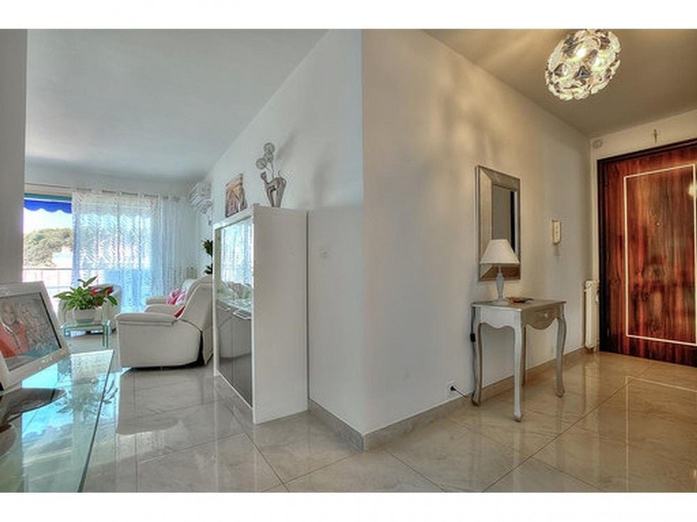 Living area and entrance with marble-effect floor, 2-bedroom apartment in the Port, Nice