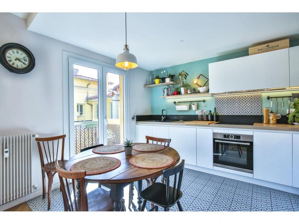 Kitchen with white units, round dining table and cement tiles, 2-bedroom apartment in the Port, Nice