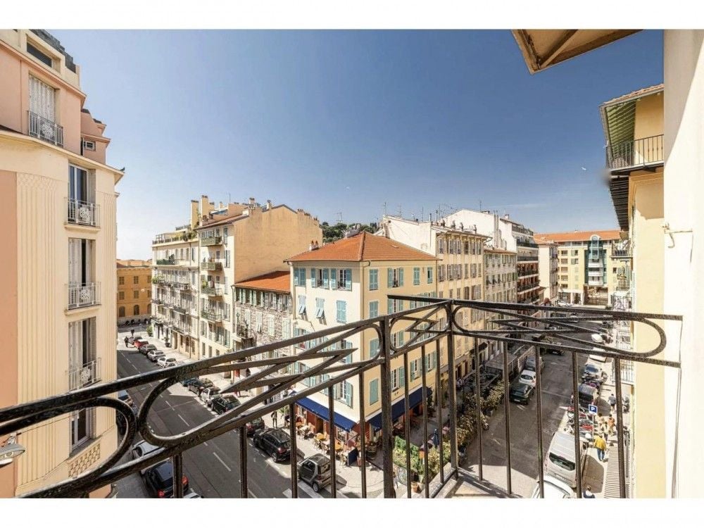 Balcony with wrought-iron railing overlooking the Port neighbourhood, 2-bedroom apartment in the Port, Nice