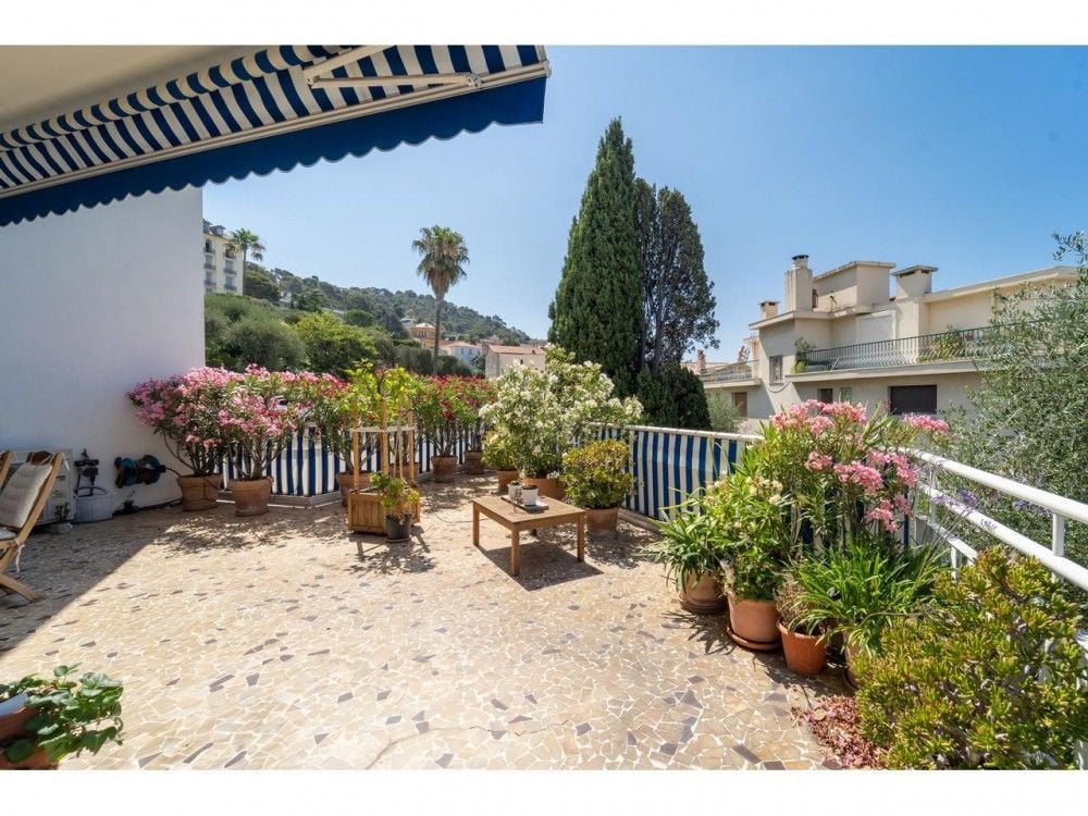 Large terrace with plants and a view to Mont Boron, 2-bedroom apartment in Mont Boron, Nice