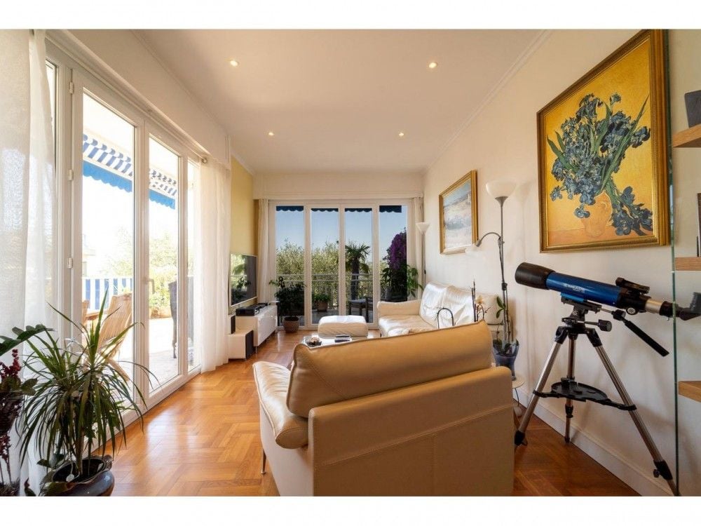 Living room with parquet floor and French windows to the terrace, 2-bedroom apartment in Mont Boron, Nice