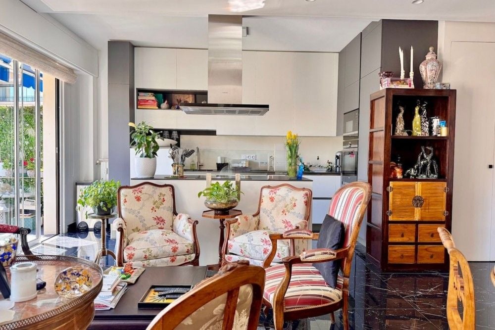 Open-plan living room and kitchen with marble floor, 2-bedroom apartment in the Carré d’Or, Nice