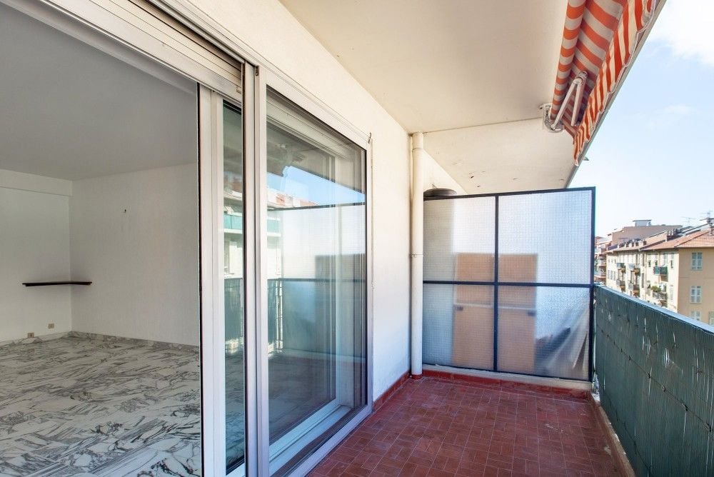 Balcony with sliding doors to the living room, 2-bedroom apartment in the Port, Nice