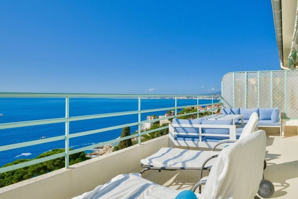 Terrace with sun loungers and a panoramic sea view, 1-bedroom apartment in Mont Boron, Nice