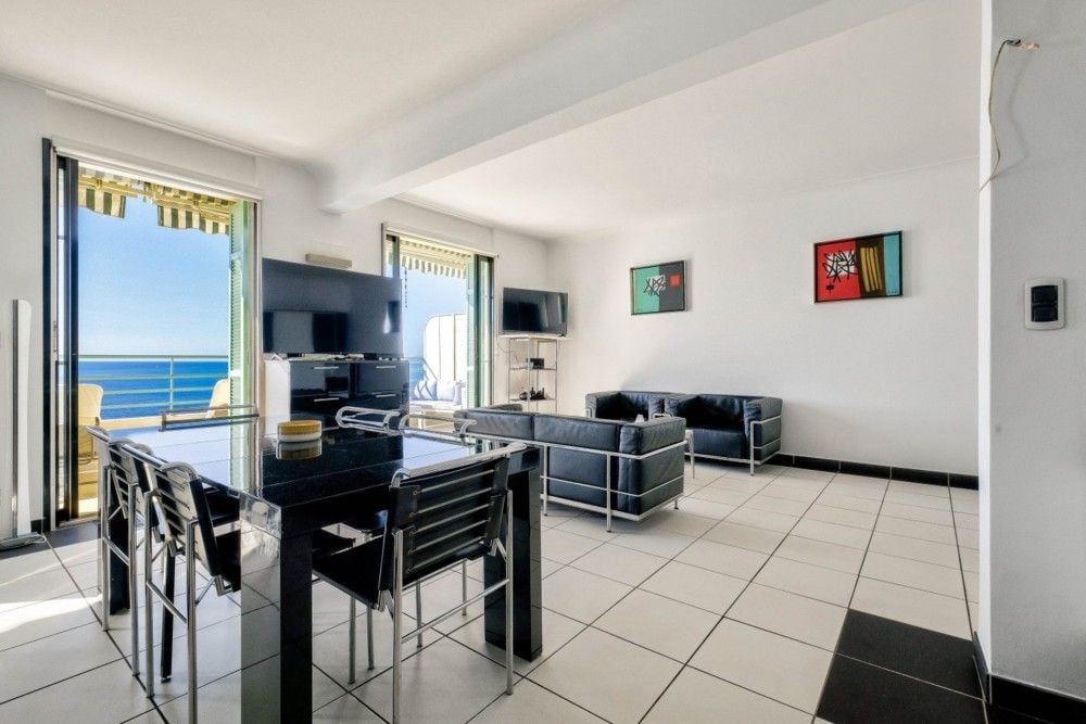 Living and dining room with doors to the sea-view terrace, 1-bedroom apartment in Mont Boron, Nice