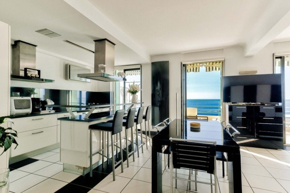 Open-plan kitchen with breakfast bar and sea view, 1-bedroom apartment in Mont Boron, Nice
