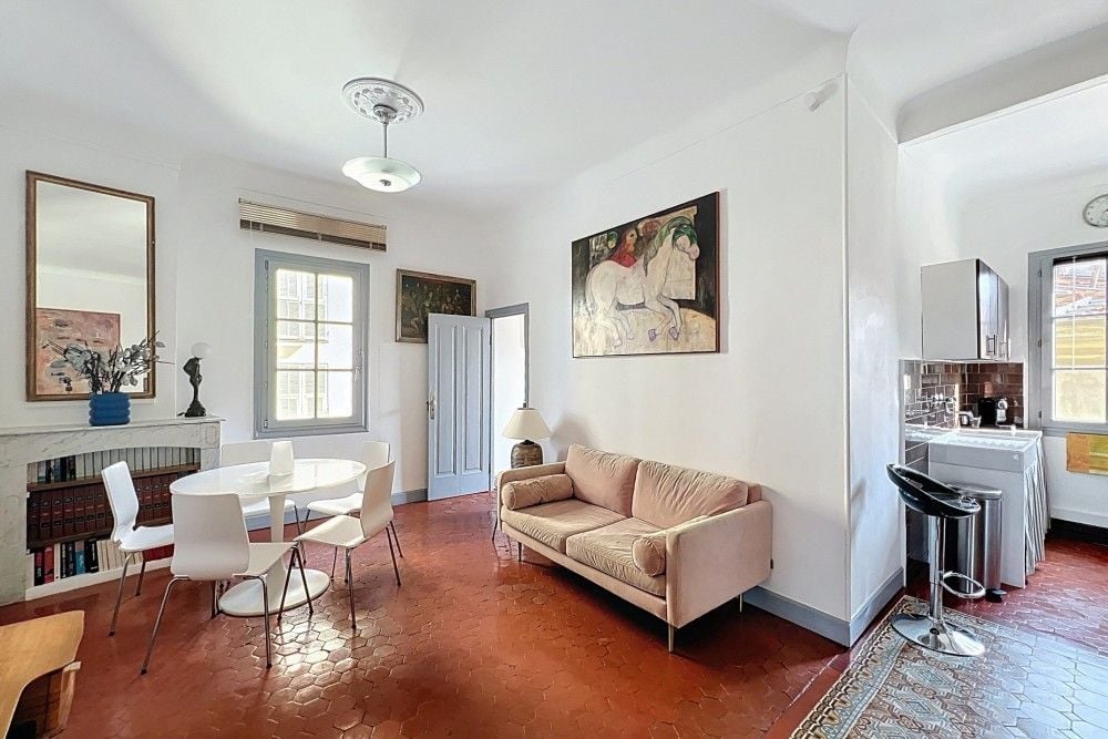 Living room with terracotta tiled floor and dining table, 3-bedroom apartment in the Old Town, Nice